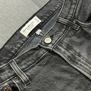 Abercrombie & Fitch: Ultra High Rise The 90s Straight Jeans in Curve Love